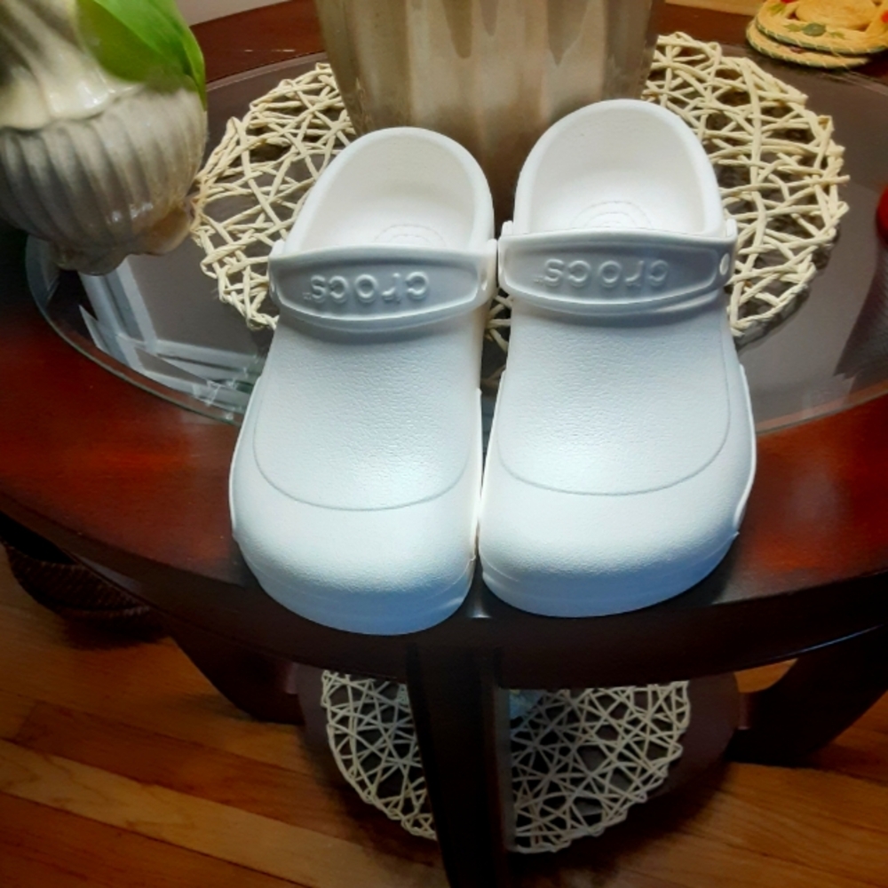Unisex White Crocs Men 6, Women 8